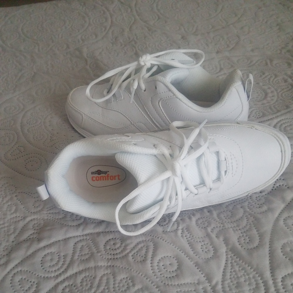 Sneakers size 7